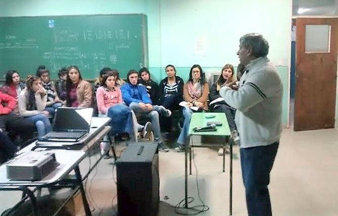 El municipio inició el ciclo de cine-debate sobre la última dictadura y la guerra de Malvinas en las escuelas de Brown